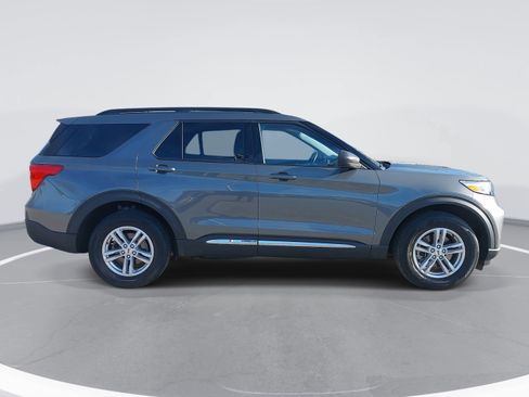 Used 2023 Ford Explorer XLT image 4