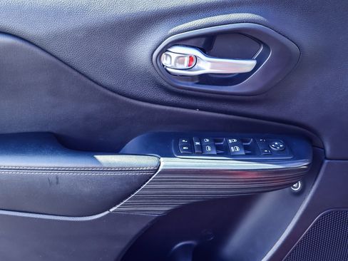 Used 2016 Jeep Cherokee Limited image 9