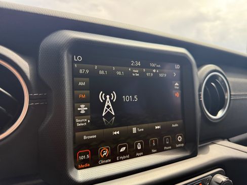 Used 2023 Jeep Wrangler Unlimited Sahara AWD/4WD image 19