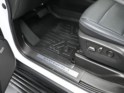 Used 2022 GMC Yukon Denali w/ Denali Premium Package image 14