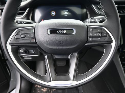 Used 2025 Jeep Grand Cherokee Altitude image 30