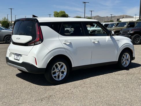 Certified 2025 Kia Soul LX w/ LX Technology Package FWD image 5