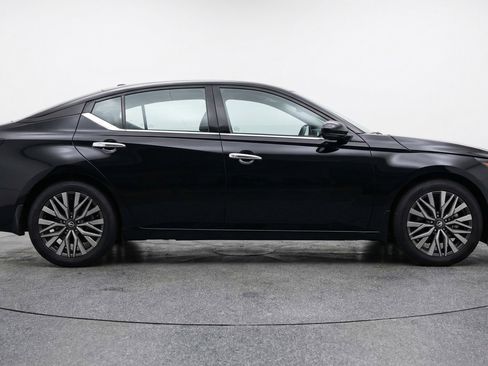 Used 2025 Nissan Altima 2.5 SV FWD image 11