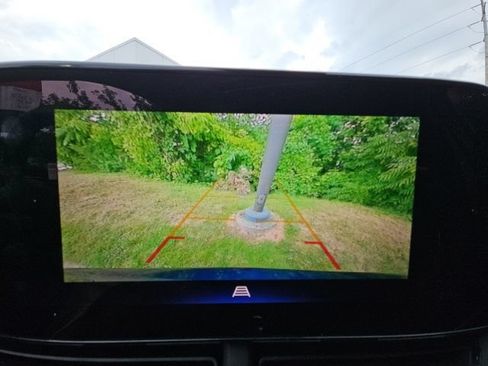 Used 2024 Chevrolet Trax LT w/ Sunroof Package FWD image 9