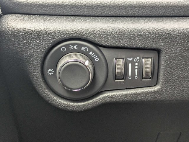 New 2027 Chrysler Pacifica Select FWD image 24