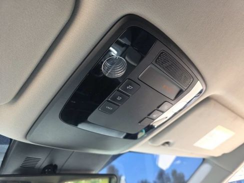 Used 2022 Kia Carnival EX FWD image 25