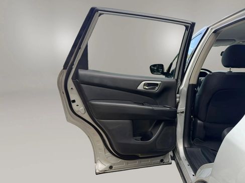 Used 2019 Nissan Pathfinder SV image 31