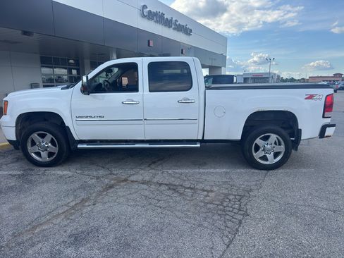 Used 2013 GMC Sierra 2500 Denali w/ Suspension Package, Off-Road AWD/4WD image 8