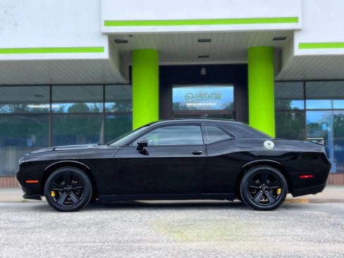 Used 2019 Dodge Challenger SXT image 4