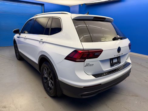 Used 2024 Volkswagen Tiguan SE w/ Panoramic Sunroof Package FWD image 5