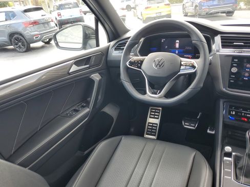 Used 2022 Volkswagen Tiguan SE R-Line image 14