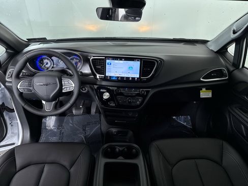 New 2026 Chrysler Voyager LX image 5