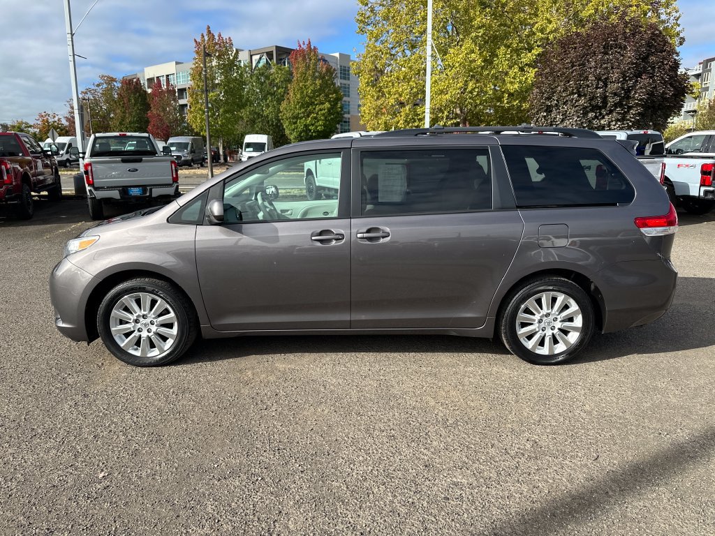 Used 2014 Toyota Sienna LE AWD/4WD image 3