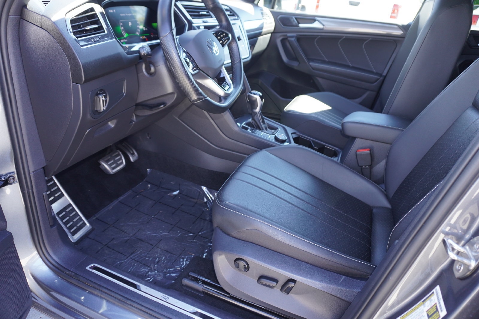Used 2023 Volkswagen Tiguan SE R-Line AWD/4WD image 12