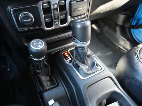 Used 2024 Jeep Wrangler Unlimited Sahara AWD/4WD image 32