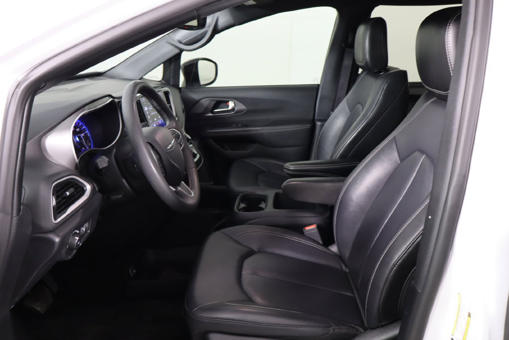 Used 2025 Chrysler Pacifica Select FWD image 14
