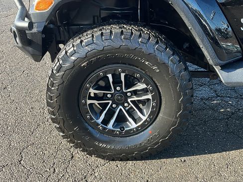 Used 2018 Jeep Wrangler Unlimited Sahara w/ Cold Weather Group image 8