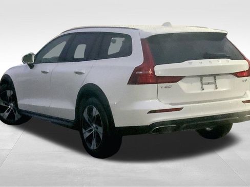 Used 2022 Volvo V60 T5 Cross Country image 12