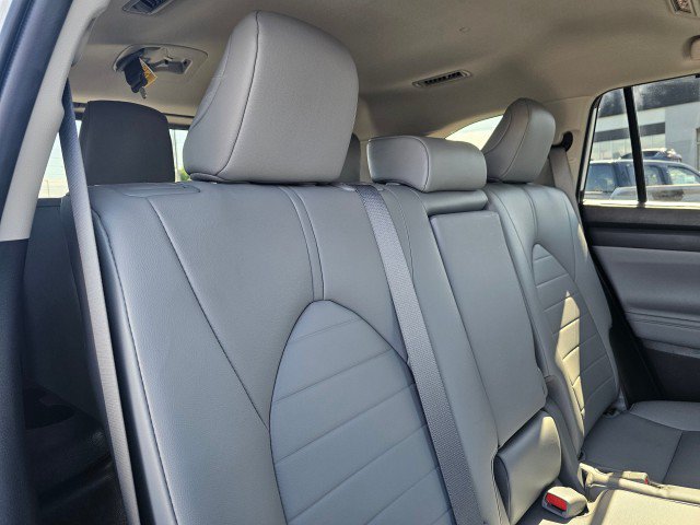 Used 2022 Toyota Highlander XLE AWD/4WD image 14