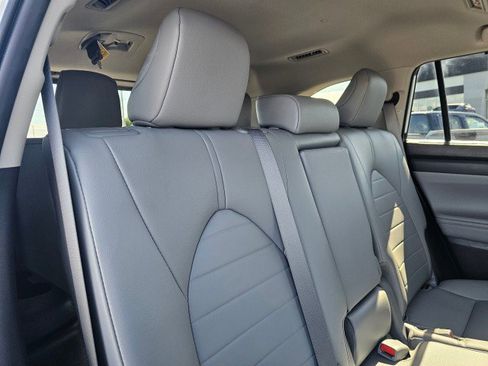 Used 2022 Toyota Highlander XLE AWD/4WD image 14
