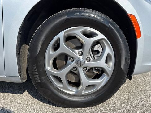 Used 2023 Chrysler Pacifica Limited AWD/4WD image 46