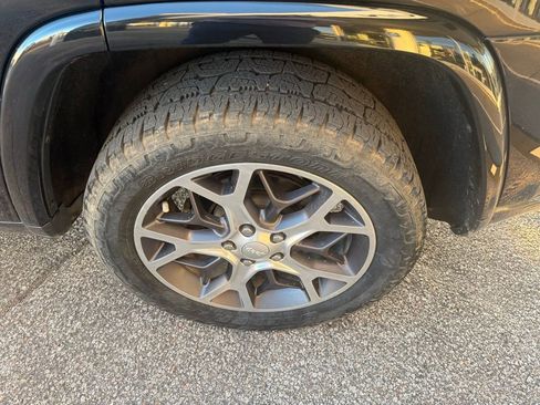 Used 2018 Jeep Grand Cherokee Limited image 9