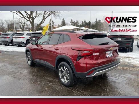 Used 2025 Chevrolet Trax LT image 8