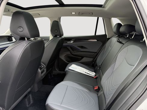 New 2025 Volkswagen Tiguan SE image 10