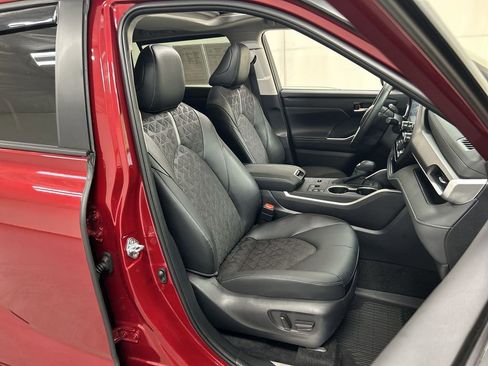 Used 2025 Toyota Highlander XLE image 24