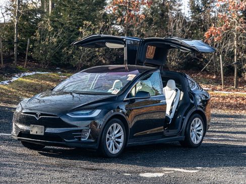 Used 2018 Tesla Model X 75D image 1