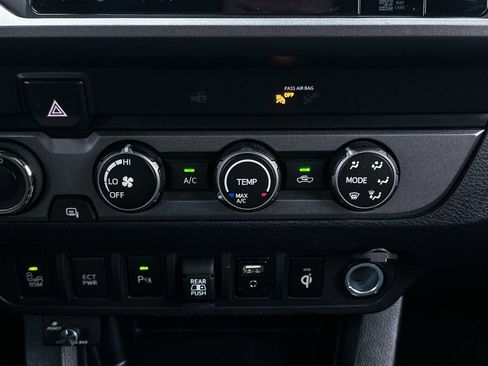 Used 2019 Toyota Tacoma TRD Off-Road w/ Technology Package AWD/4WD image 21