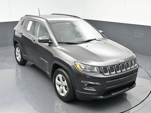 Used 2017 Jeep Compass Latitude w/ Safe & Security Group AWD/4WD image 23