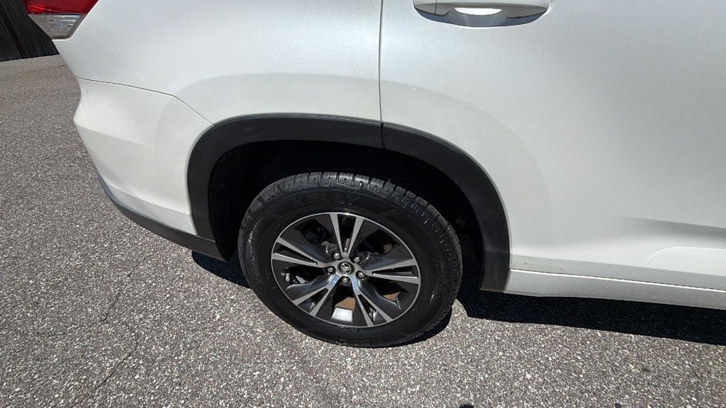 Used 2018 Toyota Highlander Plus FWD image 11