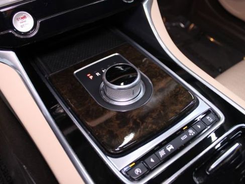 Used 2016 Jaguar XF Prestige image 15