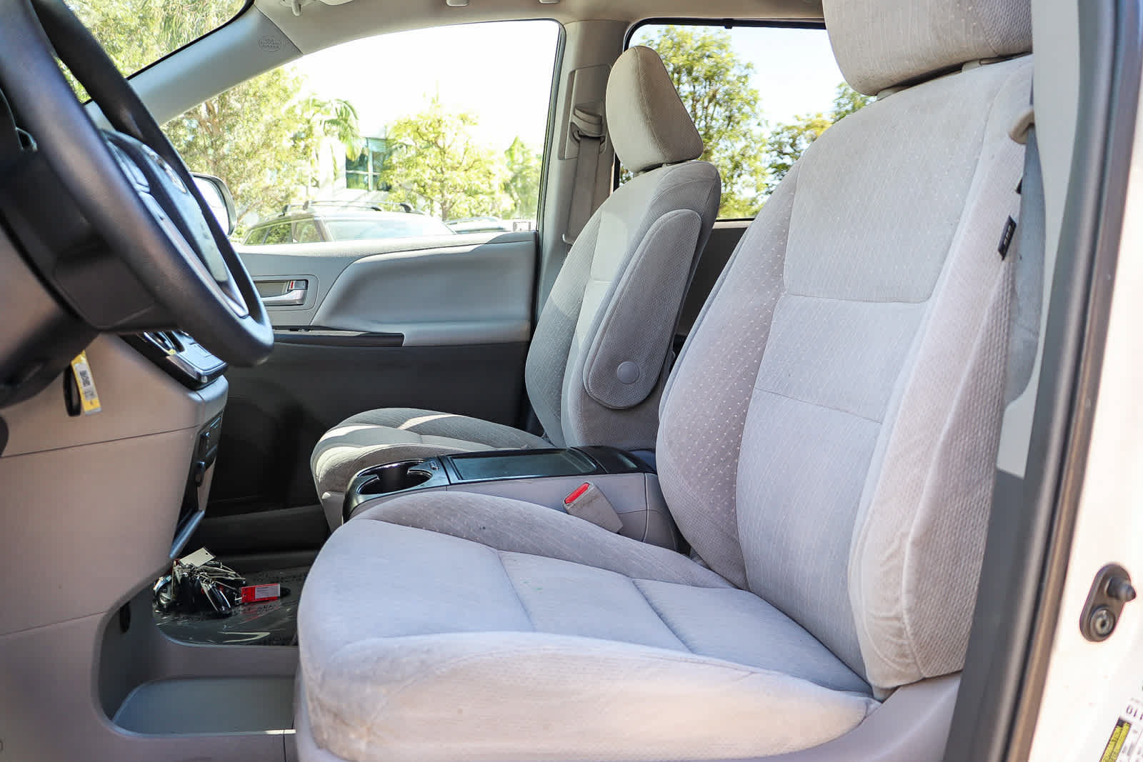 Used 2018 Toyota Sienna LE w/ Carpet Mat Package FWD image 18