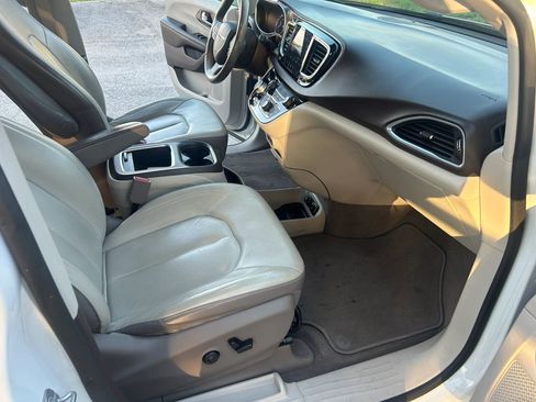 Used 2018 Chrysler Pacifica Touring-L Plus w/ Tire & Wheel Group image 15