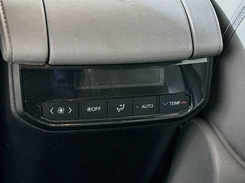 Used 2021 Toyota Highlander XLE AWD/4WD image 29