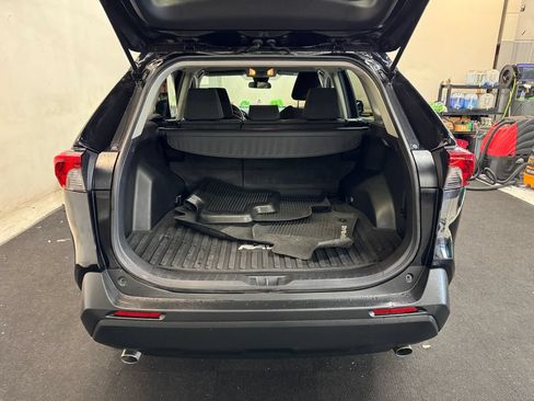 Used 2021 Toyota RAV4 LE AWD/4WD image 5
