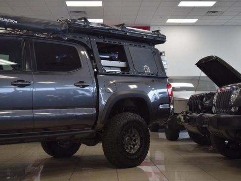 Used 2017 Toyota Tacoma TRD Off-Road image 11