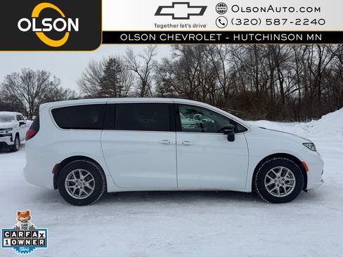 Used 2024 Chrysler Pacifica Touring-L image 6
