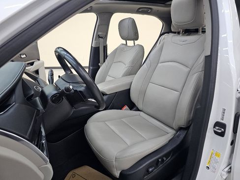 Used 2020 Cadillac XT4 Luxury w/ Cold Weather Package FWD image 16