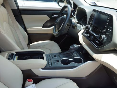 Used 2021 Toyota Highlander XLE AWD/4WD image 9