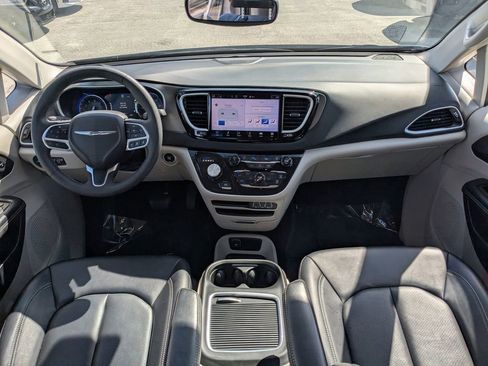 Used 2024 Chrysler Pacifica Touring-L FWD image 14
