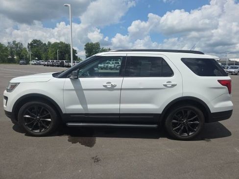 Used 2018 Ford Explorer XLT w/ Equipment Group 202A AWD/4WD image 16