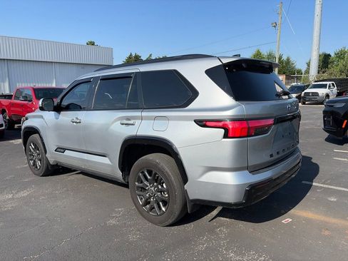 Used 2023 Toyota Sequoia Platinum AWD/4WD image 4