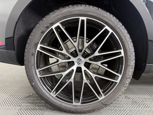 Certified 2025 Porsche Macan Base image 13