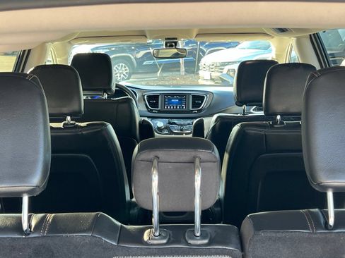 Used 2020 Chrysler Pacifica Touring-L FWD image 15