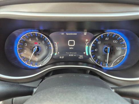 Used 2023 Chrysler Pacifica Touring-L FWD image 12