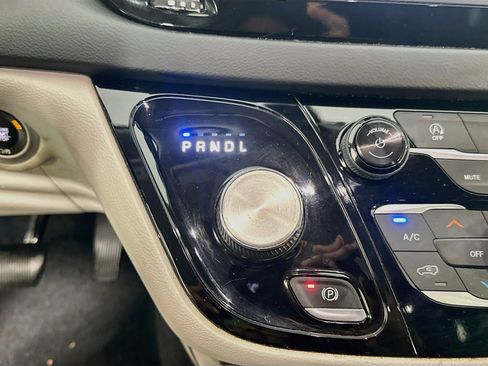 Used 2018 Chrysler Pacifica Touring-L FWD image 24