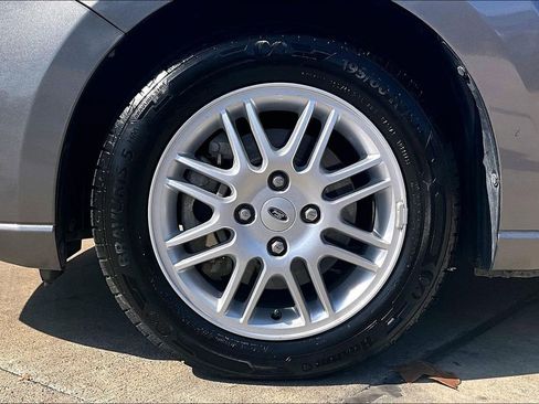 Used 2010 Ford Focus SE image 12